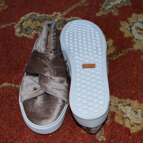 KAANAS Mantuae Knotted Velvet Bow Sneaker - Picture 5 of 5